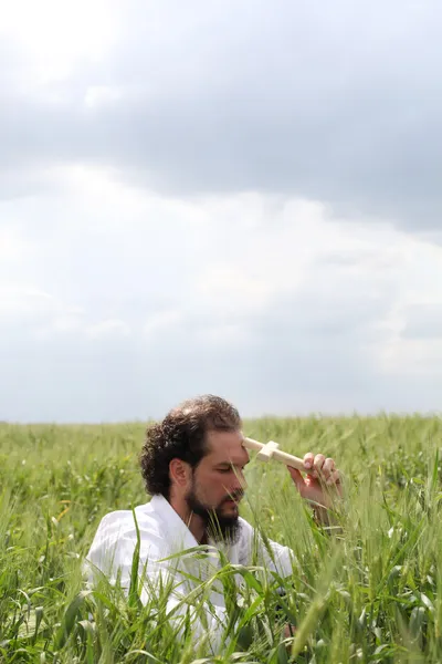 Homme priant pour une bonne année de blé — Photo