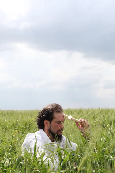 Hombre rezando por buen año de trigo — Foto de Stock
