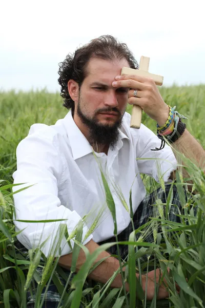 Άνθρωπος προσεύχεται για καλό σιτάρι έτος — Stockfoto