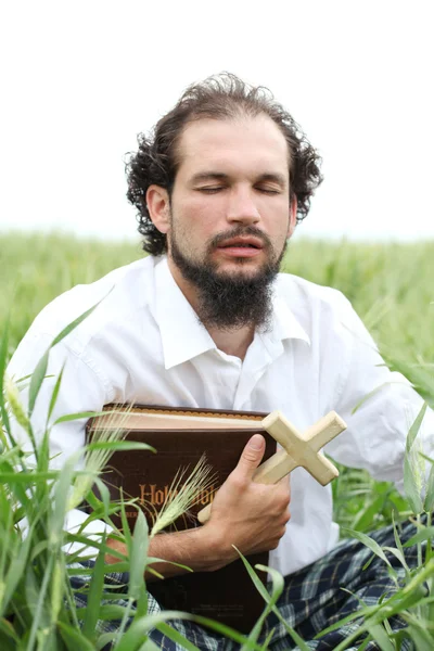 Homem orando por um bom ano de trigo — Fotografia de Stock