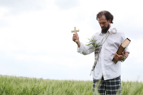 Hombre rezando por buen año de trigo — Foto de Stock