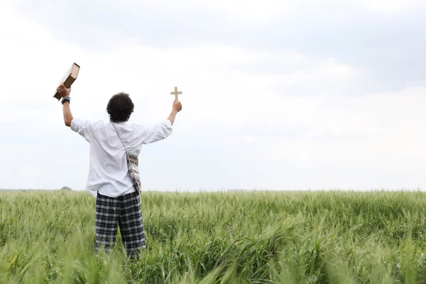 Hombre rezando por buen año de trigo — Foto de Stock