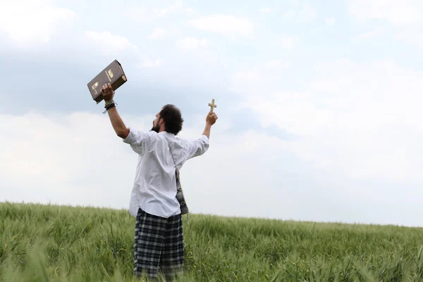 Człowiek modli się za rok dobry pszenicy — Zdjęcie stockowe