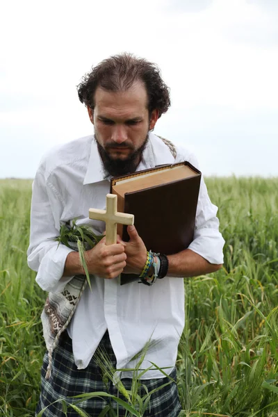 Homem orando por um bom ano de trigo — Fotografia de Stock