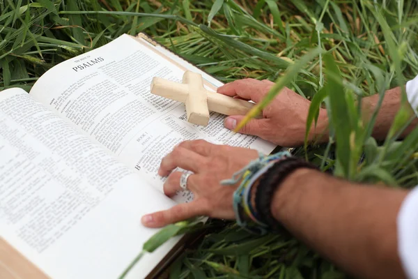 Man lezing Bijbel in de zomer — Stockfoto