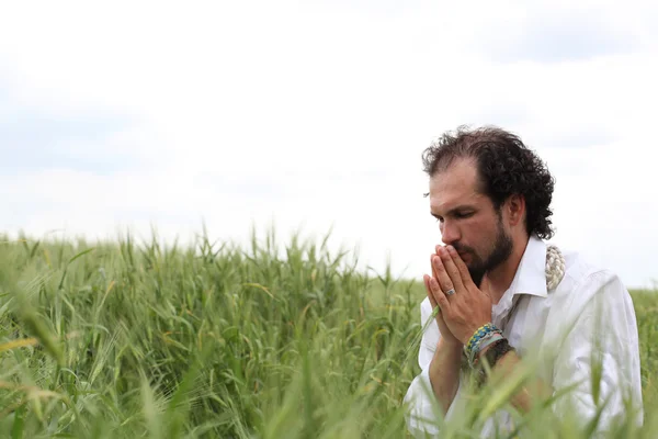 Mann betet für gutes Weizenjahr — Stockfoto