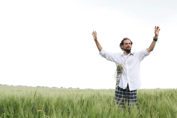 Homem orando por um bom ano de trigo — Fotografia de Stock