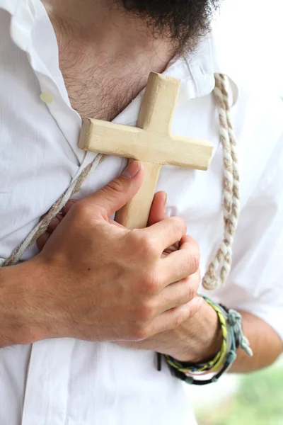十字架を持つ男 — ストック写真