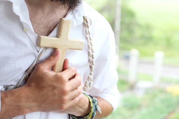 Homem com a cruz — Fotografia de Stock