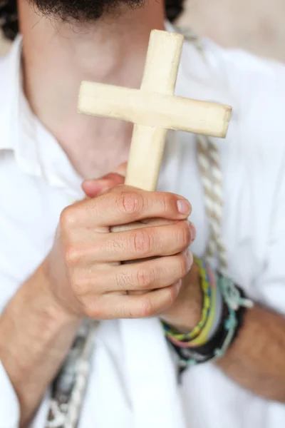Людина з хрестом — стокове фото
