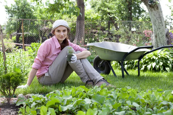 Porträt einer Frau mit Pflanze — Stockfoto