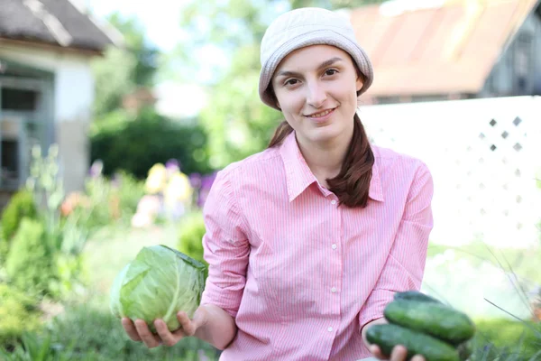 Gelukkig meisje met groenten oogst in tuin — Stockfoto