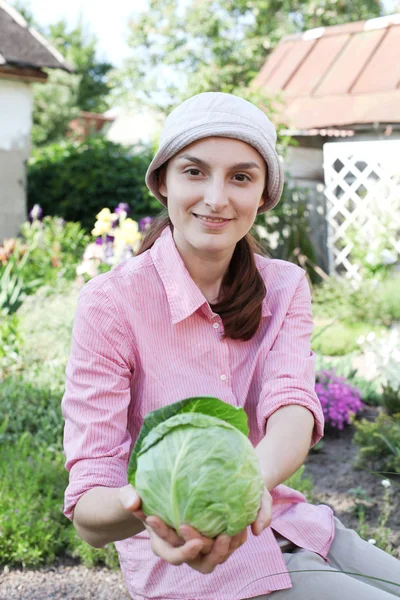Menina feliz com legumes colheita no jardim — Fotografia de Stock