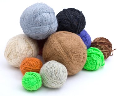 beyaz zemin üzerinde iplik örgü, topları