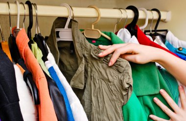 mutlu genç kadın giyim alışveriş merkezinde alışveriş