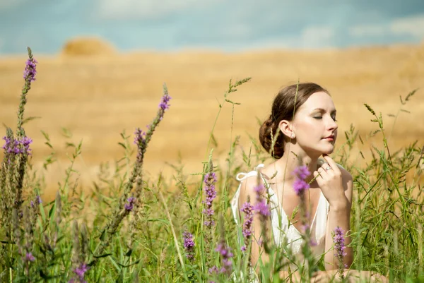 Portrait of the young beautiful smiling woman outdoors — Stock Photo, Image