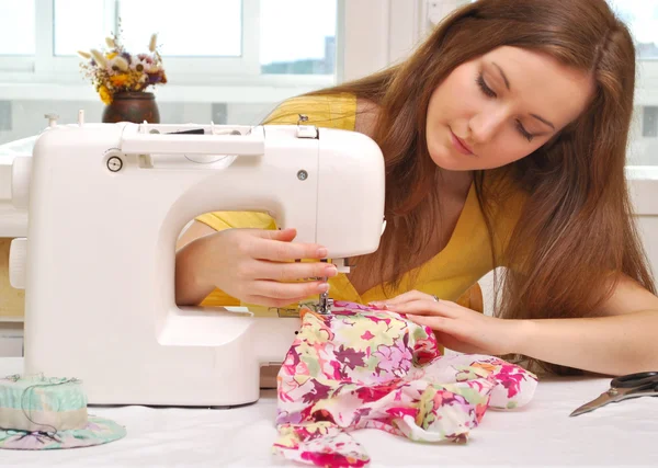 Trabalho de costureira mulher na máquina de costura — Fotografia de Stock