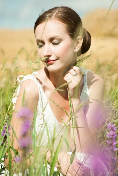 Portrait of the young beautiful smiling woman outdoors — Stock Photo, Image