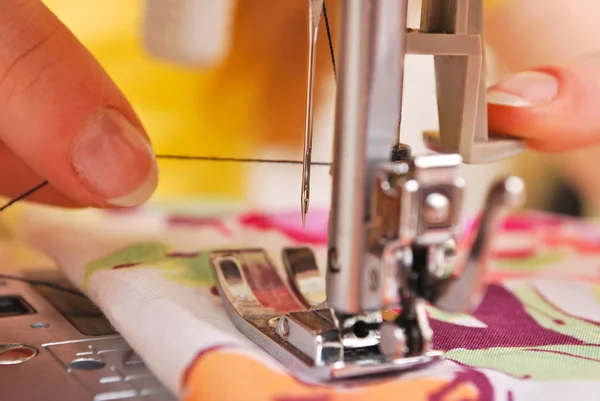 Nähen von Hand an einer Maschine — Stockfoto