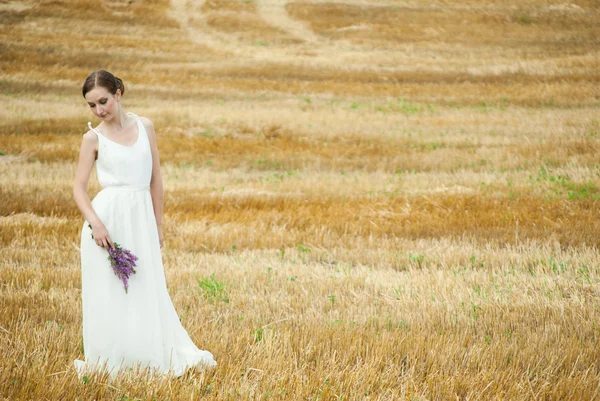 Cute young female posing by a farm — Stock Photo, Image