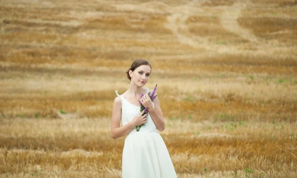 Cute young female posing by a farm — Stock Photo, Image