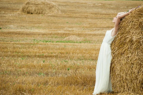 Mignon jeune femme posant par une ferme — Photo