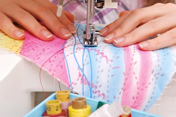 Hand naaien op een machine — Stockfoto