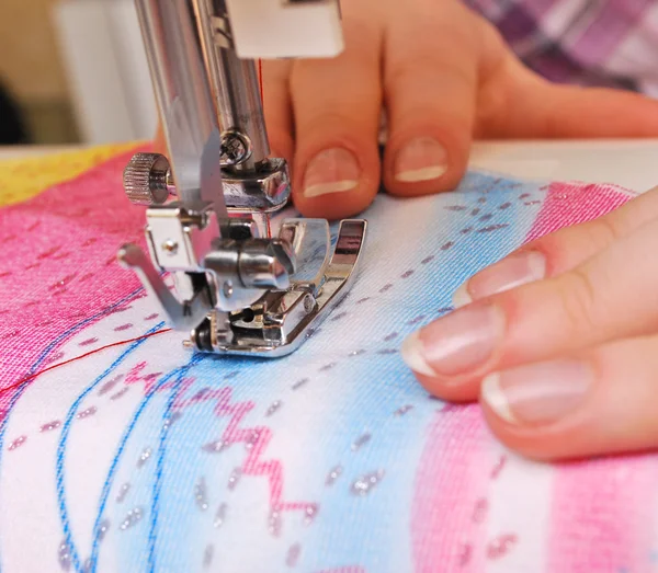 Nähen von Hand an einer Maschine — Stockfoto