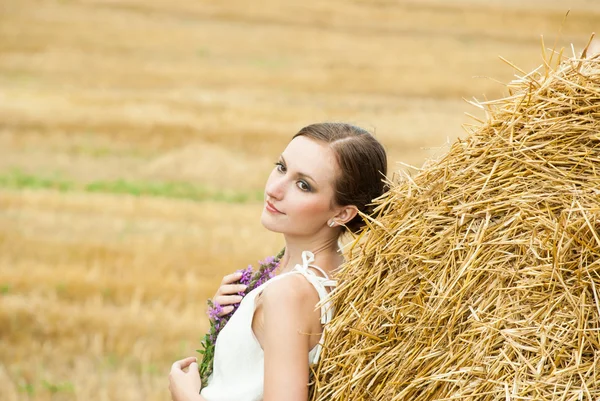 Cute young female posing by a farm — Stock Photo, Image
