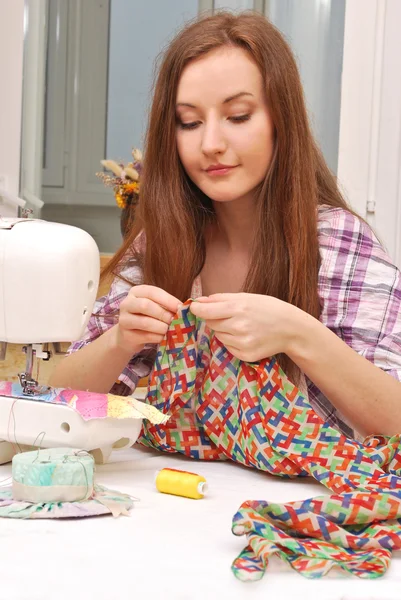 Žena švadlena práce na šicí stroj — Stock fotografie