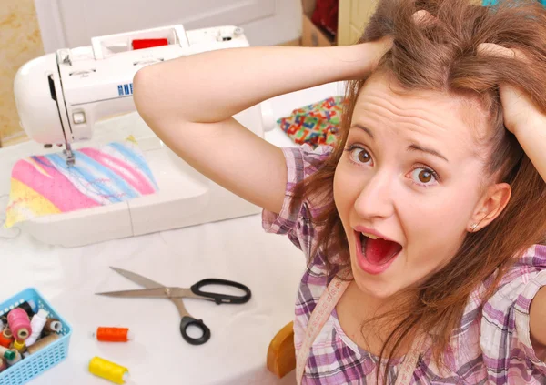 Trabajo de costurera mujer en la máquina de coser — Foto de Stock