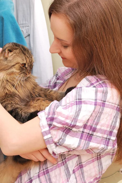 Menina com um gato — Fotografia de Stock