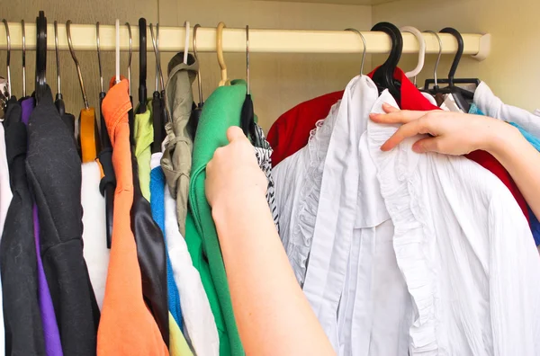 Glad ung kvinna shopping för kläder på köpcentret — Stockfoto