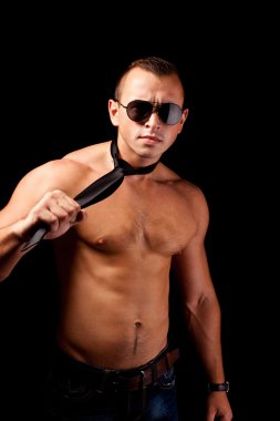 kaslı seksi çıplak dansçı stüdyoda poz