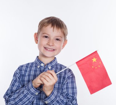 beyaz zemin üzerine Çin bayrağı ile küçük bir çocuk