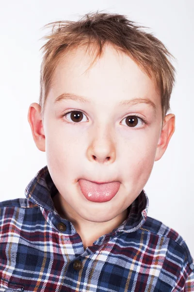 Weinig stoute jongen portret zijn tong uitsteekt — Stockfoto