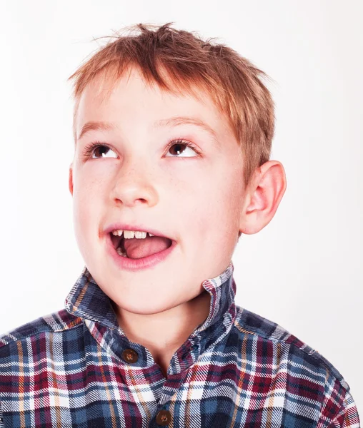 Primer plano retrato de niño mirando hacia arriba.Aislado en blanco . — Foto de Stock