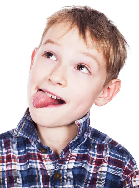 Pequeno safado menino retrato saindo sua língua — Fotografia de Stock