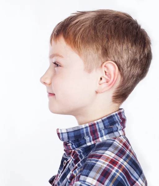 Kleine jongen, geïsoleerd op witte achtergrond. — Stockfoto