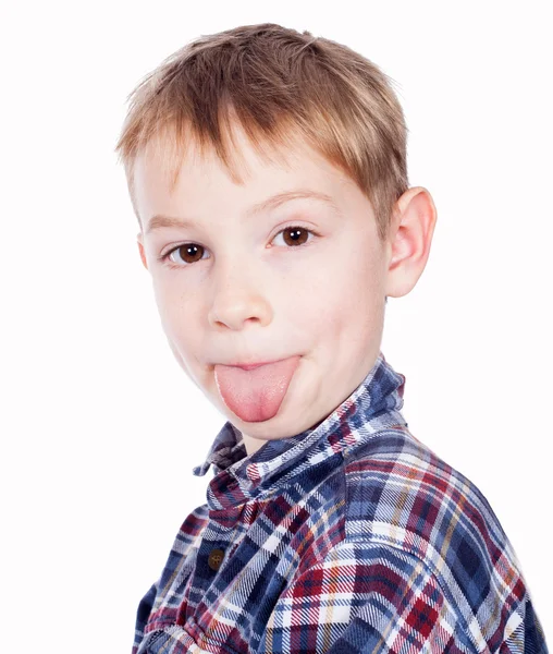 显示一条舌头的男孩 — 图库照片