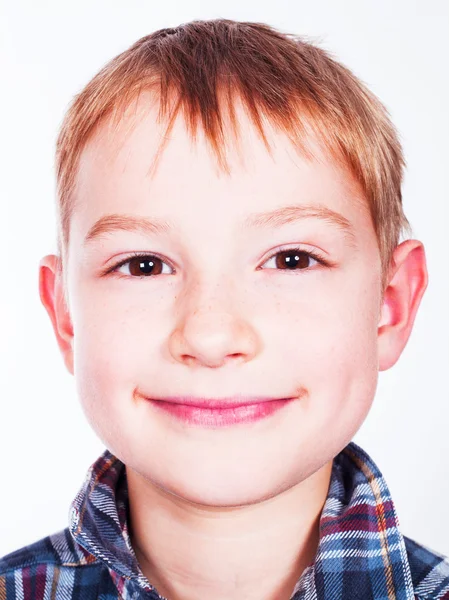 一个微笑的男孩的画像 — 图库照片