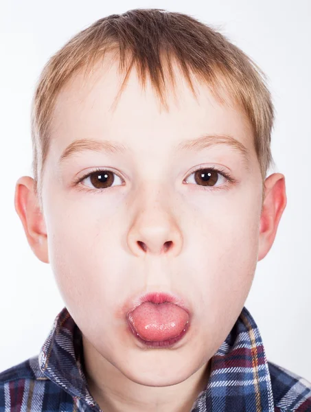 Muchacho mostrando una lengua —  Fotos de Stock