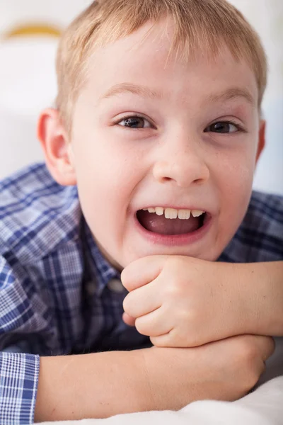 Liten pojke — Stockfoto