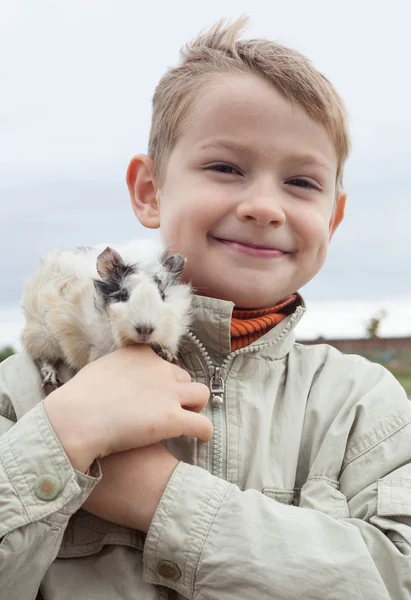 Eskiden şiling şimdi domuz ile genç çocuk — Stok fotoğraf
