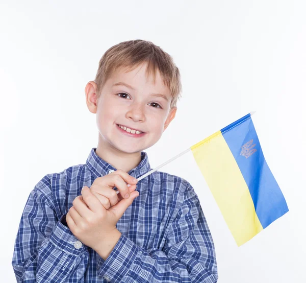 Un petit garçon avec le drapeau ukrainien sur fond blanc — Photo