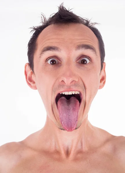 Humoristische emotionele portret van grijnzende jonge man — Stockfoto