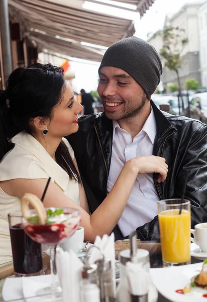 Feliz casal bonito — Fotografia de Stock