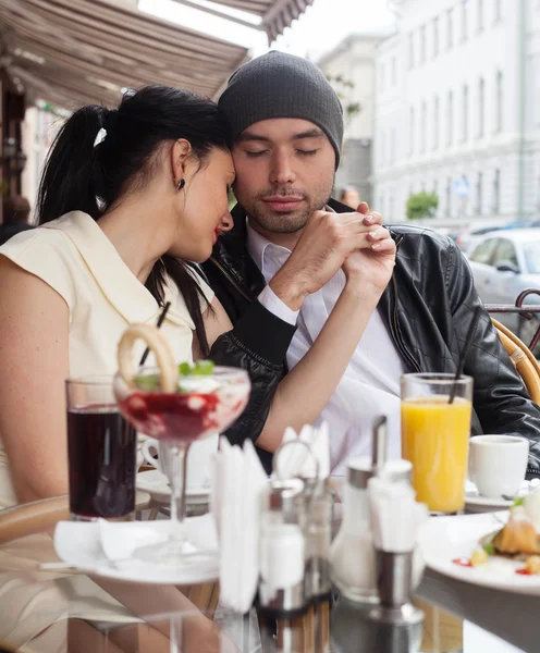 Glückliches schönes Paar — Stockfoto