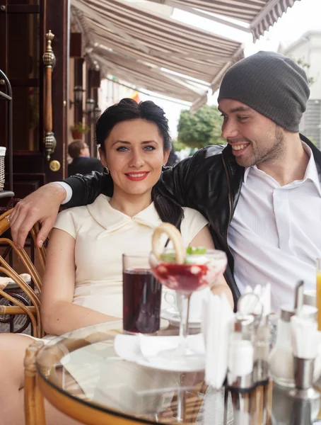 Feliz hermosa pareja —  Fotos de Stock