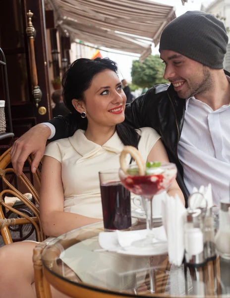 Feliz hermosa pareja — Foto de Stock